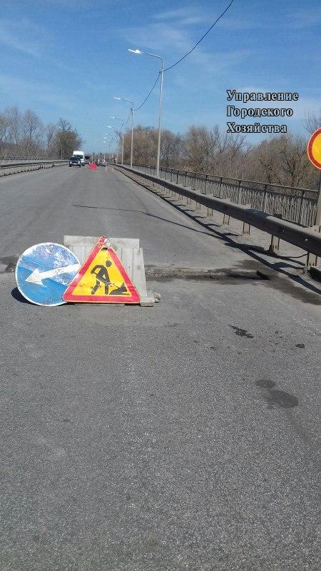 Выполняется ремонт моста.
